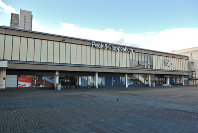 804770 Gezicht op de kledingwinkel van Peek & Cloppenburg (Vredenburgpassage 108) aan het Vredenburg te Utrecht.